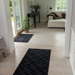 Tica Copenhagen Smudsmtte m. Lines - Sort/Gr - 67x200cm