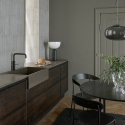 New Works Kizu Bordlampe - Stor - Sort Marmor