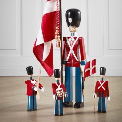 Kay Bojesen Fanebrer - Mellem