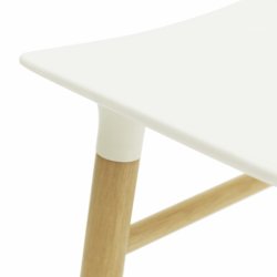 Normann Copenhagen Form Barstol 65 cm. - Egetr - Hvid