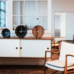 Architectmade FJ Clock Ur Teak Lille