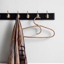 Nordal Edgy Knagerkke i Sort Tr med 6 Messing Knage