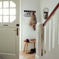 Nordal Edgy Knagerkke i Sort Tr med 6 Messing Knage