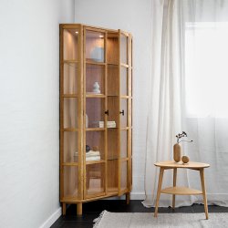 Aakjaer Furniture Angulus Hjrne Vitrineskab Naturolieret Eg/Messing Greb
