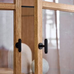 Aakjaer Furniture Angulus Hjrne Vitrineskab Naturolieret Eg/Messing Greb