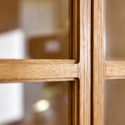 Aakjaer Furniture Angulus Hjrne Vitrineskab Naturolieret Eg/Messing Greb