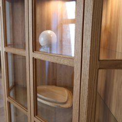 Aakjaer Furniture Angulus Hjrne Vitrineskab Naturolieret Eg/Messing Greb