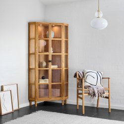 Aakjaer Furniture Angulus Hjrne Vitrineskab Naturolieret Eg/Messing Greb