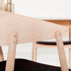 Andersen Furniture AC2 Stol - Hvidpigmenteret Matlakeret Eg/Sort Lder