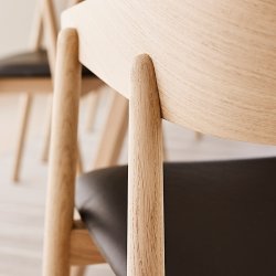 Andersen Furniture AC2 Stol - Hvidpigmenteret Matlakeret Eg/Sort Lder