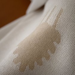 Brainchild Plaid med Designikoner - Sandfarvet/Rhvid