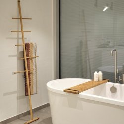 By Brorson Stumtjener Olieret Eg