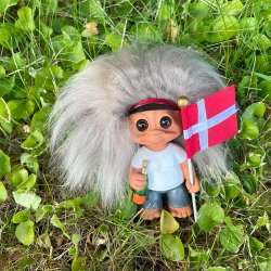 bySommer Lykketrold - Student Dreng - Rd