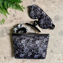 Coming Copenhagen Paloma Sovemaske og Scrunchie Gaveske Midnight Paisley