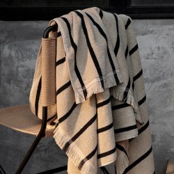 Ferm Living Alee Hndklde - Sand/Sort - 100 x 150 cm