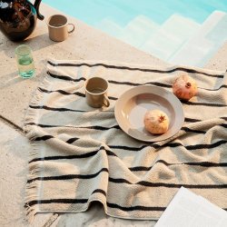 Ferm Living Alee Hndklde - Sand/Sort - 70 x 140 cm