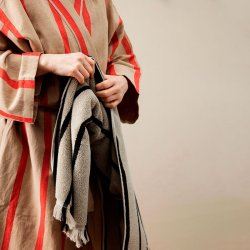 Ferm Living Alee Hndklde - Sand/Sort - 50 x 100 cm