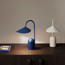 Ferm Living Arum Brbar Bordlampe - Bright Blue
