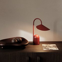 Ferm Living Arum Brbar Bordlampe - Oxide Red