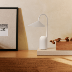 Ferm Living Arum Brbar Bordlampe Hvid