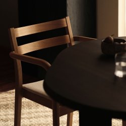 Ferm Living Boda Spisebordsstol m/ Arml�n Staple Natur Eg/Off-white