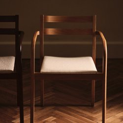 Ferm Living Boda Spisebordsstol m/ Arml�n Staple Natur Eg/Off-white