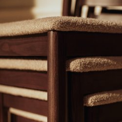 Ferm Living Boda Spisebordsstol Soft Boucl� M�rkbejdset B�g/Natural