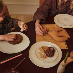 Ferm Living Flow Tallerken Off-white Speckle Medium