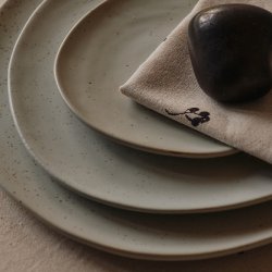 Ferm Living Flow Tallerken Off-white Speckle Large