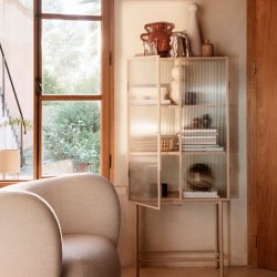 Ferm Living Haze Vitrineskab - Reeded Glass - Cashmere