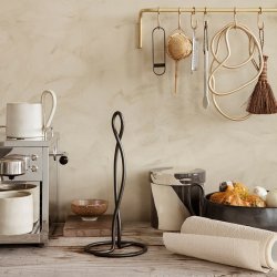 Ferm Living Curvature Kkkenrulleholder - Sort Messing