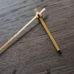 Hemverk Vgur 28 cm - Mrk Eg/Guld farvet Viser