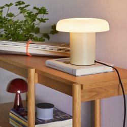 H&uuml;bsch Ateliers Bordlampe Sand/Hvid