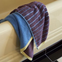 H&uuml;bsch Hndklde Promenade - Lilla meleret/Gul - 70x140 cm