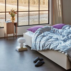 H&uuml;bsch Solace Sengetj - Stribet - Lysebl/Bordeaux