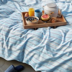 H&uuml;bsch Solace Sengetj - Stribet - Lysebl/Bordeaux