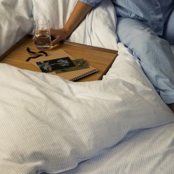 Juna Sengetj - Monochrome Lines - Lys Bl/Hvid - 140x220 cm