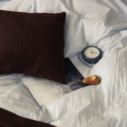 Juna Sengetj - Monochrome Lines - Lys Bl/Hvid - 140x220 cm