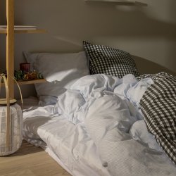 Juna Sengetj - Monochrome Lines - Lys Bl/Hvid - 140x220 cm