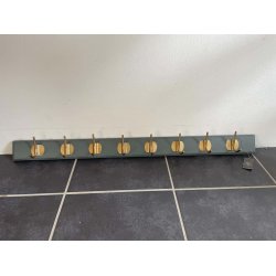Edgy Knager�kke i Gr� Tr� med 8 Messing Knage - 2-SORTERING