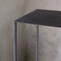 Mette Ditmer CUBIC Piedestal Sort Jern