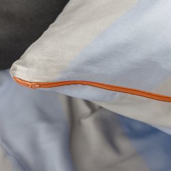 Mette Ditmer Sengetj DIAGONAL Lysebl/Sand 200x220 cm