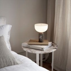 New Works Kizu Portable Bordlampe - Gris du Marais Marmor m. Hvid Akryl 