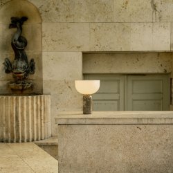 New Works Kizu Portable Bordlampe - Gris du Marais Marmor m. Hvid Akryl 