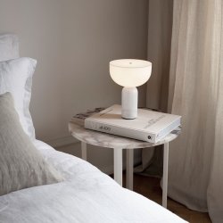 New Works Kizu Portable Bordlampe - Hvid Marmor og Akryl