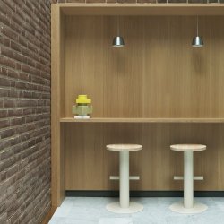 Normann Copenhagen Pole Barstol 65 cm - Fyrretr/Sand