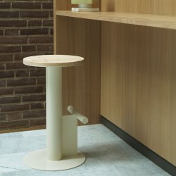 Normann Copenhagen Pole Barstol 65 cm - Fyrretr/Sand