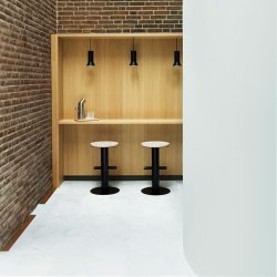 Normann Copenhagen Pole Barstol 65 cm - Fyrretr/Sort