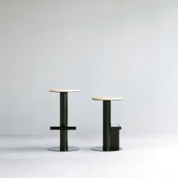 Normann Copenhagen Pole Barstol 65 cm - Fyrretr/Sort