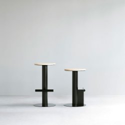 Normann Copenhagen Pole Barstol 75 cm - Fyrretr/Sort